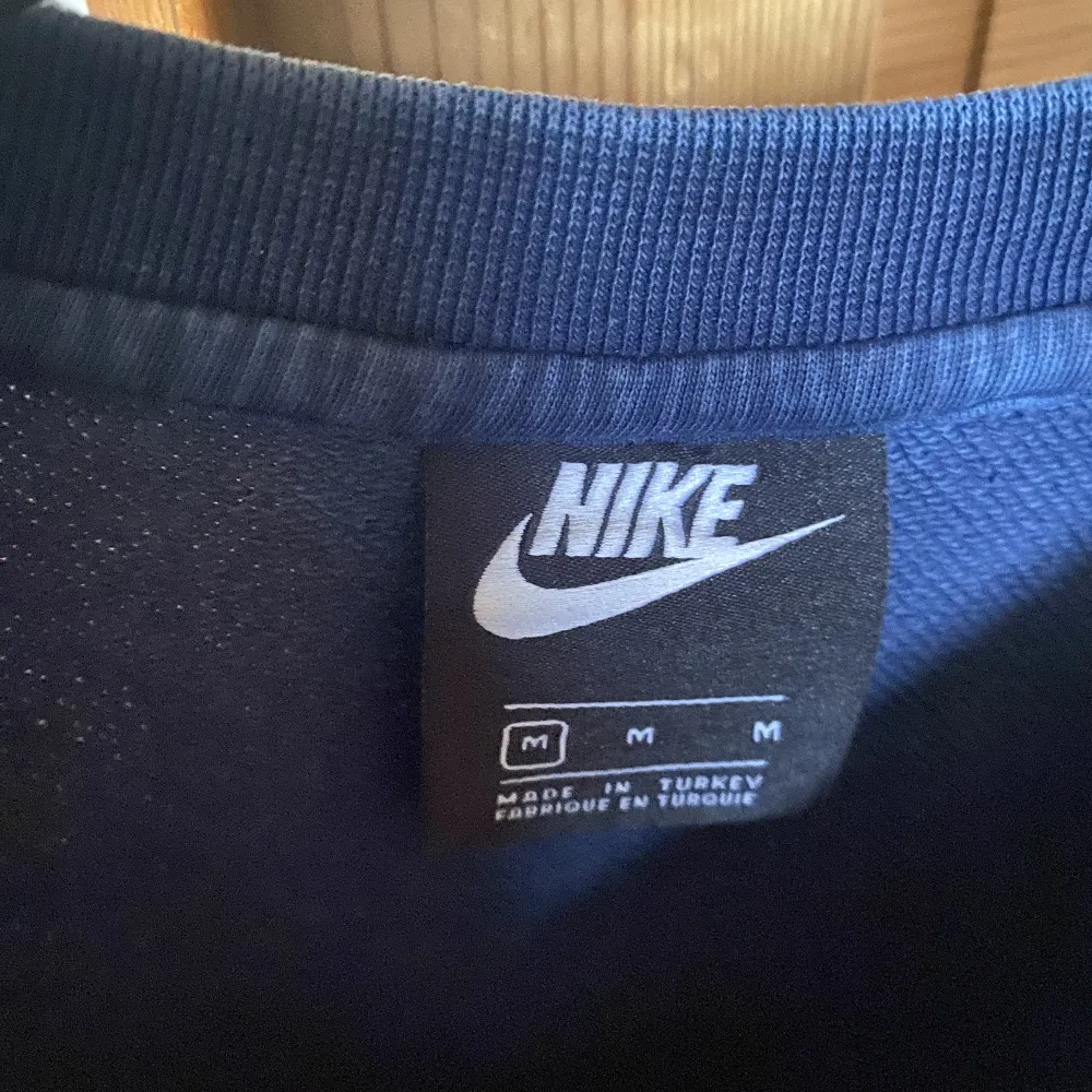 Tvättad Nike sweatshirt med snyggt tryck, bra kvalite. Storlek M. Säljer då den inte längre kommer till användning. Hör av dig vid frågor eller funderingar!. Hoodies.