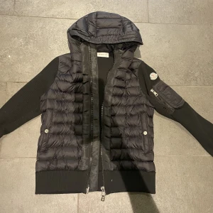 Moncler cardigan  - Aldrig använd, perfekt till hösten, priset kan diskuteras vid snabb affär 