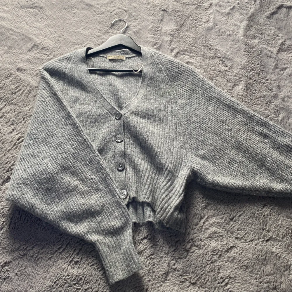 En grå stickad tröja från Gina som inte används. Köptes spontant och va inte riktigt min stil.✨Den är lite kroppad med fluffiga armar☁️. Stickat.
