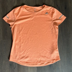 Träningströja - Träningströja från Adidas.   Rensar ur min garderob just nu🌼 Kika och se om du ser något mer i min profil som du gillar så skickar jag med det till dig också!😊 Fler kläder kommer! 