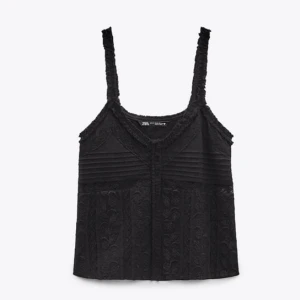 Zara topp - Helt ny topp fen zara med prislappen kvar. Har inte zara i närheten så kan inte lämna tillbaka den. Nypris 329, priset kan diskuteras vid snabb affär🥰