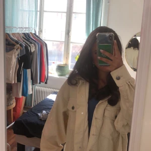 Vårjacka - Helt oanvänd beige tygjacka elr skjorta i strlk S från Gina Tricot, säljer för jag aldrig använt. Kan mötas upp i Stockholm annars står jag inte för frakt