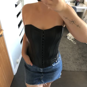 Korset läder - Svart korset i Läder imitation. Storlek M men passar även S