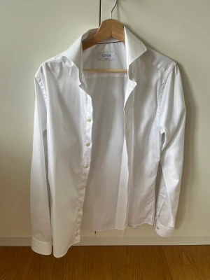Eton Skjorta - Sälja extremt billigt då jag åker iväg under en längre period på tisdag efter lnch så slå till snabbt.  Med tanke på priset står köpare för eventuell frakt kostnad.  Eton skjorta, nypris 1-2k  Storlek 38 syns på bilden.  Skick 8/10 använd 2-3 gånger Max.