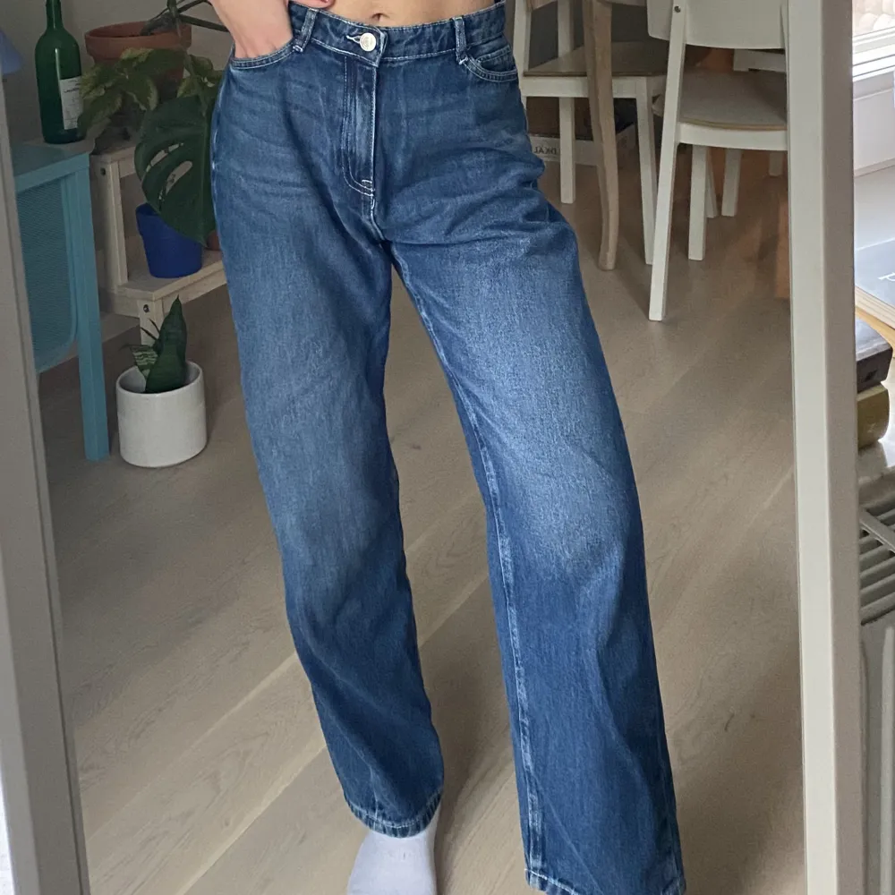 Mörkblå jeans från Noisy May i modellen Brooke. Storlek 27/32. Sparsamt använda så i fint skick!. Jeans & Byxor.