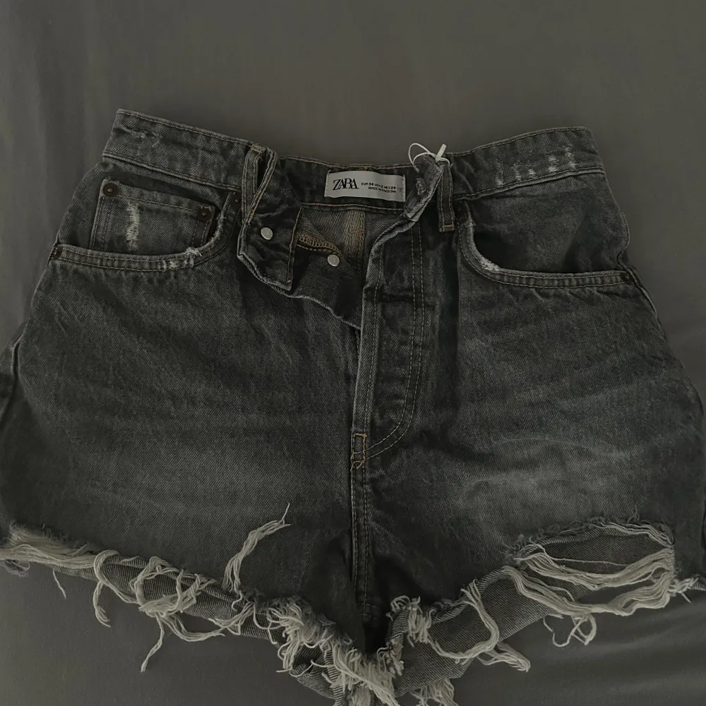 As snygga gråa jeansshorts från Zara. Använda fåtal gånger och har inga defekter. . Shorts.