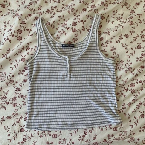 brandy melville top - Otroligt stretchig, skulle säga att den passar allt från xs till åtminstone l/xl. Lätta missfärgningar intill armhålorna, men de syns knappast.