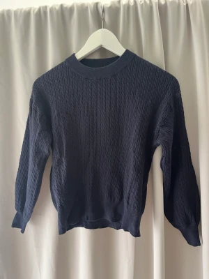Marinblå stickad tröja  - Stickad tröja från Cubus 