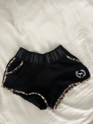 Mjukisshorts PINK - Mjukisshorts från pink  Skriv om ni har frågor  Pris kan alltid diskuteras 🖤