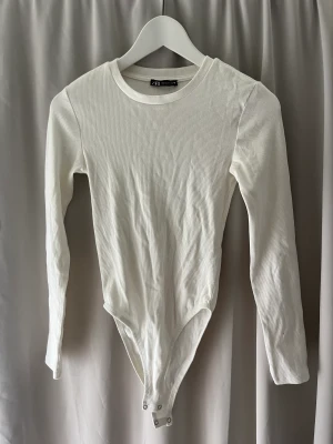 Vit enkel body  - Pris kan alltid diskuteras 🤍🤍