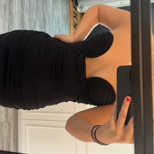 Populär klänning från Gina  - Säljer denna klänningen från Gina som jag aldrig användt då jag inte känner mig bekväm i den! Som sagt aldrig använd utan bara hängt i garderoben! Ny pris är 399 