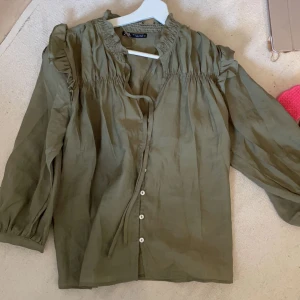 Zara topp/ blus  - Super söt grön topp från zara som är Isabel marant liknande, använd 1 gång och inga defekter. 