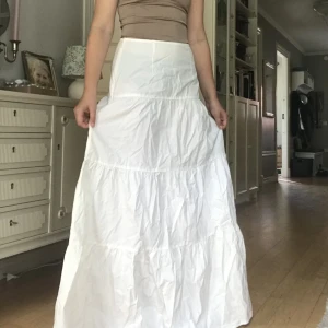 Vit maxikjol - En jättefin vit maxikjol i storlek 32, säljer den för att den är för lång (jag är 156 cm). Den har inte använts nån gång så i helt nytt skick!🥰