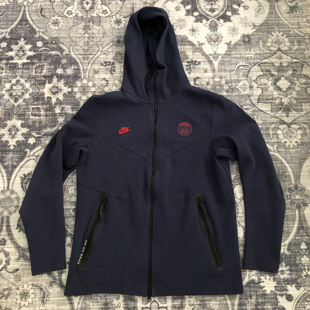 Nike x PSG hoodie/fleece i mörk blå färg med röda dekaler. (Går inte att få tag på längre/limited edition) Skick: Nyskick Köpt 2017/18 för 1200 ung och använts 2 gånger sen dess.  Säljer den för att den passar inte längre.. Hoodies.