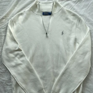 Ralph Lauren half zip - Hej säljer nu denna Ralph Lauren tröja som inte är använd. Storlek M. Hör av er vid frågor