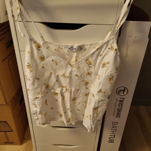 Blommigt linne  - Aldrig använd endast provad 