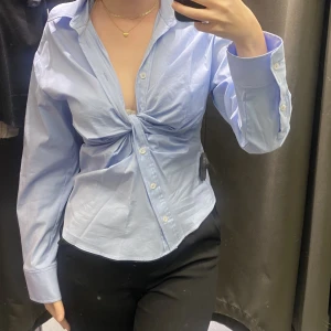 Skjorta  - Helt ny blå zara skjorta, aldrig använd nypris 399kr (prislapp kvar) säljer för 200kr