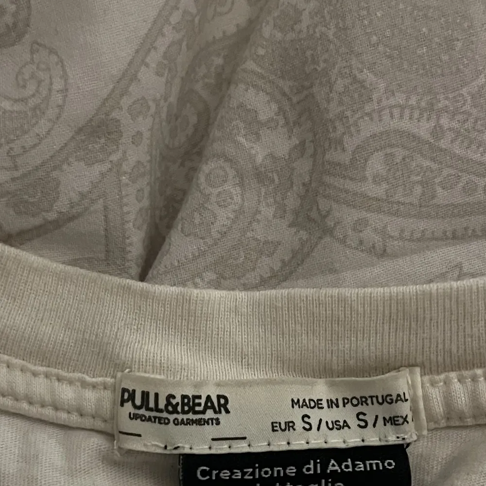 Beige, ostyrkt tröja från Pull&Bear i storlek S. Köpt från Zalando 2021. Gott skick, kan stryka den innan jag skickar den. . T-shirts.