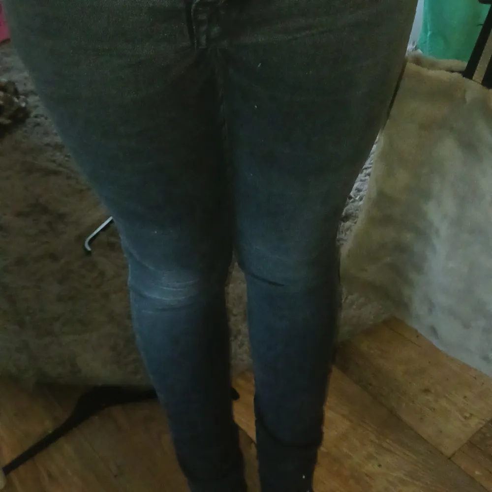 Ett par gråa, skinny jeans från lager 157. Jeans & Byxor.