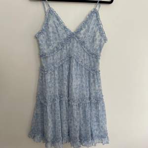 Ljusblå söt liten klänning från NA-KD i storlek 36. Aldrig använd, endast provad!
