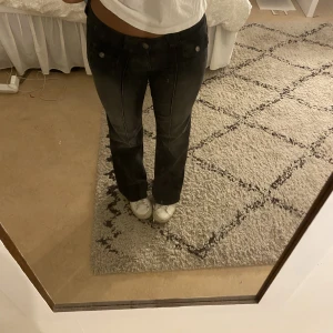 Svarta Jeans - Säljer dessa slutsålda jeans från h&m då jag inte riktigt tycker dom passar mig, helt oanvända🤗 om flera är intresserade blir det budgivning ❤️