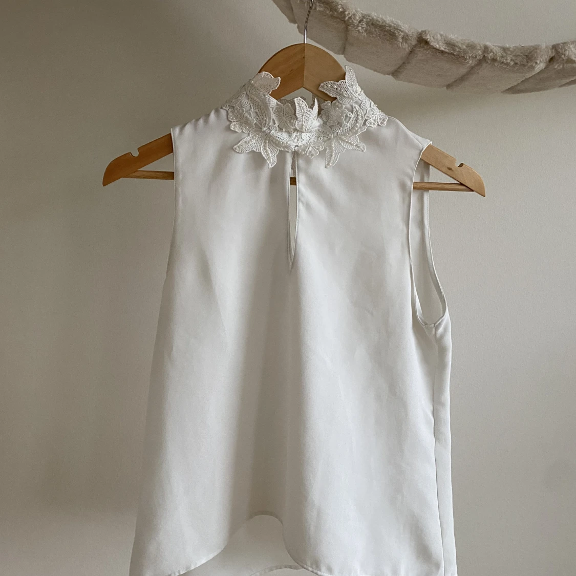 Vitt linne med pärlkrage - 91