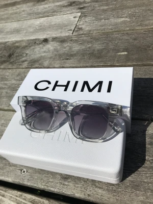 Chimi Eyewear Grey 04 - Säljer nu mina Chimi solglasögon. Jag köpte dem av en kompis för 2 månader sedan och min kompis köpte dem från NK göteborg för ca 4 månader sedan.  Solglasögonen är i väldigt fint skick, endast några få repor på ramen. Nypris 1250kr