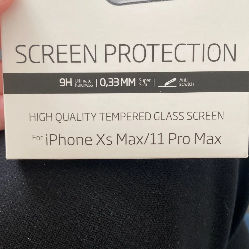 Skärm skydd till iPhone Xs max/ 11 pro max från holdit. Säljer då det inte passar min mobil. Kartongen är lite smutsig men innehållet är orört. . Övrigt.