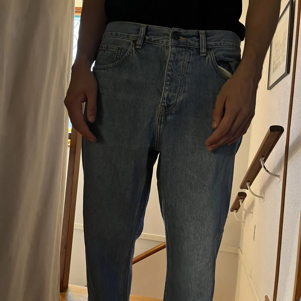 Nästan helt oanvända Carhartt WIP jeans i modellen Newel pant, storlek 33, skickar gärna fler bilder vid förfrågan! Kan diskutera pris . Jeans & Byxor.