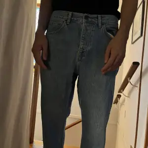 Nästan helt oanvända Carhartt WIP jeans i modellen Newel pant, storlek 33, skickar gärna fler bilder vid förfrågan! Kan diskutera pris 