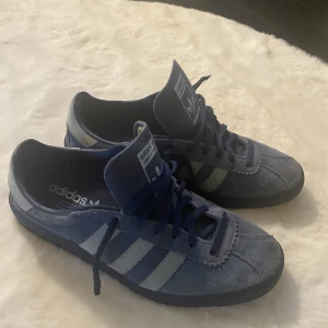 Adidas skor - Säljer mina adidas skor köpta i djurgårns shoppen, säljer pga att de är försmå.