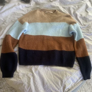 Stickad mysig höst tröja  - Nästan helt oanvänd stickad tröja från only barnavdelningen , men är inte ett barn utan den passar någon som är s/xs då den är ganska stor i storleken 🩷🩵Köpte den för 189 kr🩵 men säljer för 80 exklusive frakt🩷 pris kan såklart alltid diskuteras🩷🩷