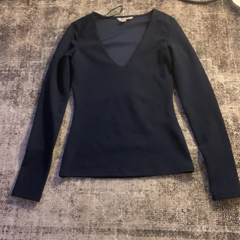 Det är en mörkblå tröja som var köpt på h&m London. Då den var förliten när jag väl testa den hemma.. Toppar.