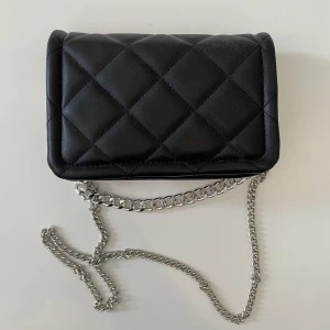 Zalando väska  - Väska från zalando med kedja, både lång och kort kedja med hyffsat stort utrymme i! 