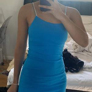 Nästintill oanvänd blå klänning från zara. Den har inga defekter, skriv om du vill ha fler bilder😊💕