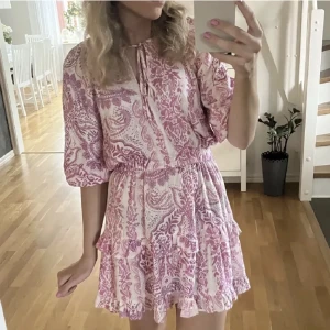 Klänning - Säljer denna jättefina slutsålda klänningen då det inte är min stil💗Prislappen är kvar endast testad. Första bilden är lånad andra bilden är min, skriv om du vill ha fler bilder 💗Även fin till hösten med en kappa över 💖