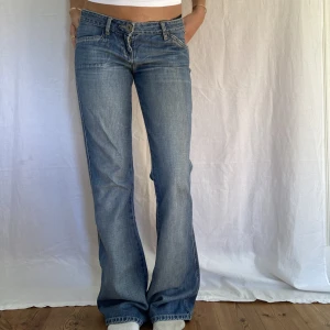 Lågmidjade bootcut jeans - Ljusblå vintage jeans som är litte långa på mig som är 170💕 midjemått- 39cm (rätt över)  Inerbenslängd- 84 cm  Vidio fins på dem på min instagram @perfectjeanss 
