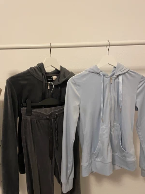 Gina set  - Säljer ett helt gina set i grå och ett par blåa gina byxor, det gråa är använt men i bra skick och de ljusblåa e oanvända. Gråa set för 100 och den blåa koftan för 50/60