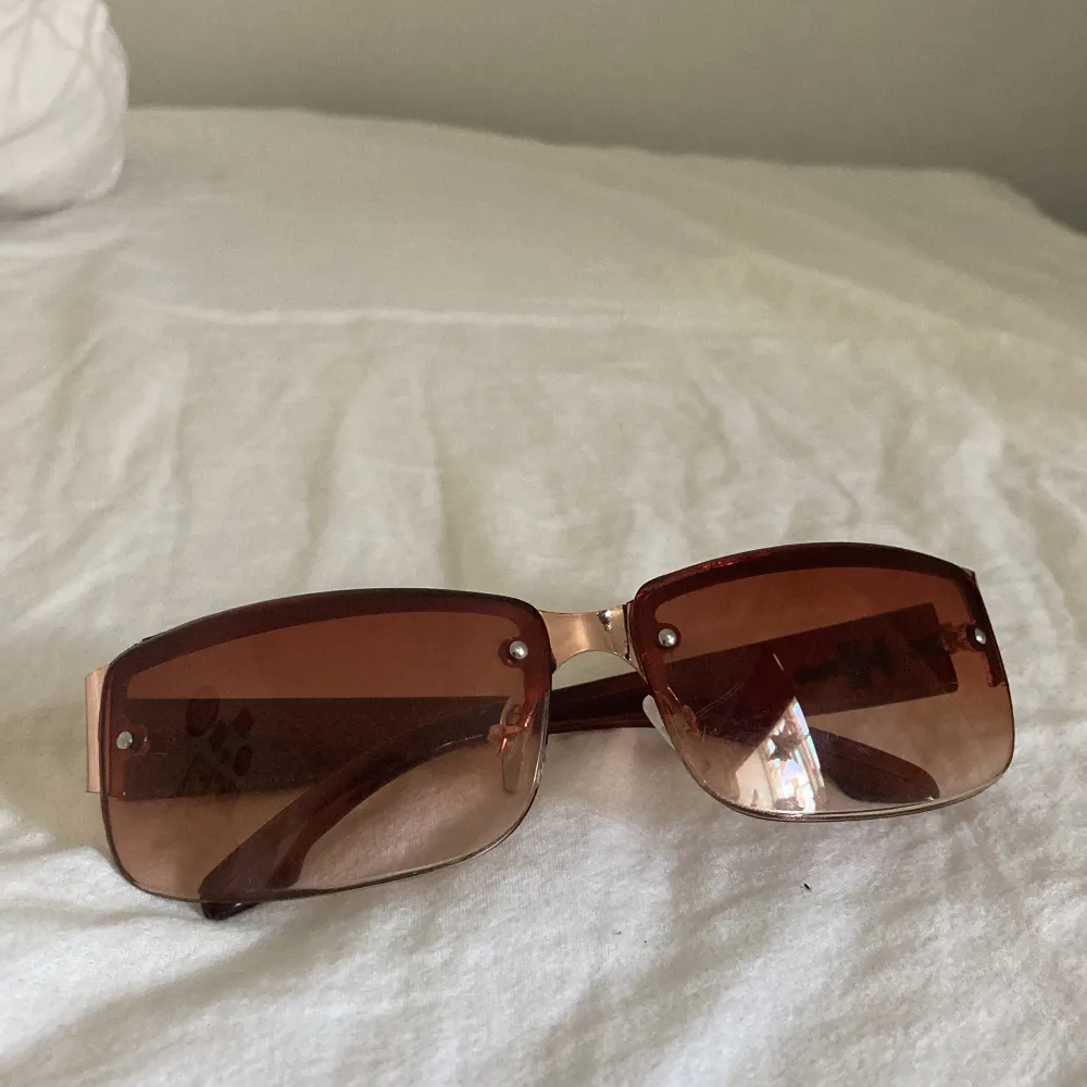 90s solglasögon, använda 1-2 gr. köpt på vinted . Övrigt.
