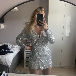Glittrig klänning  - Glittrig klänning som användes på nyår en gång, är 171 som referens på längden! Bara o fråga om fler bilder eller annat 🫶🏼