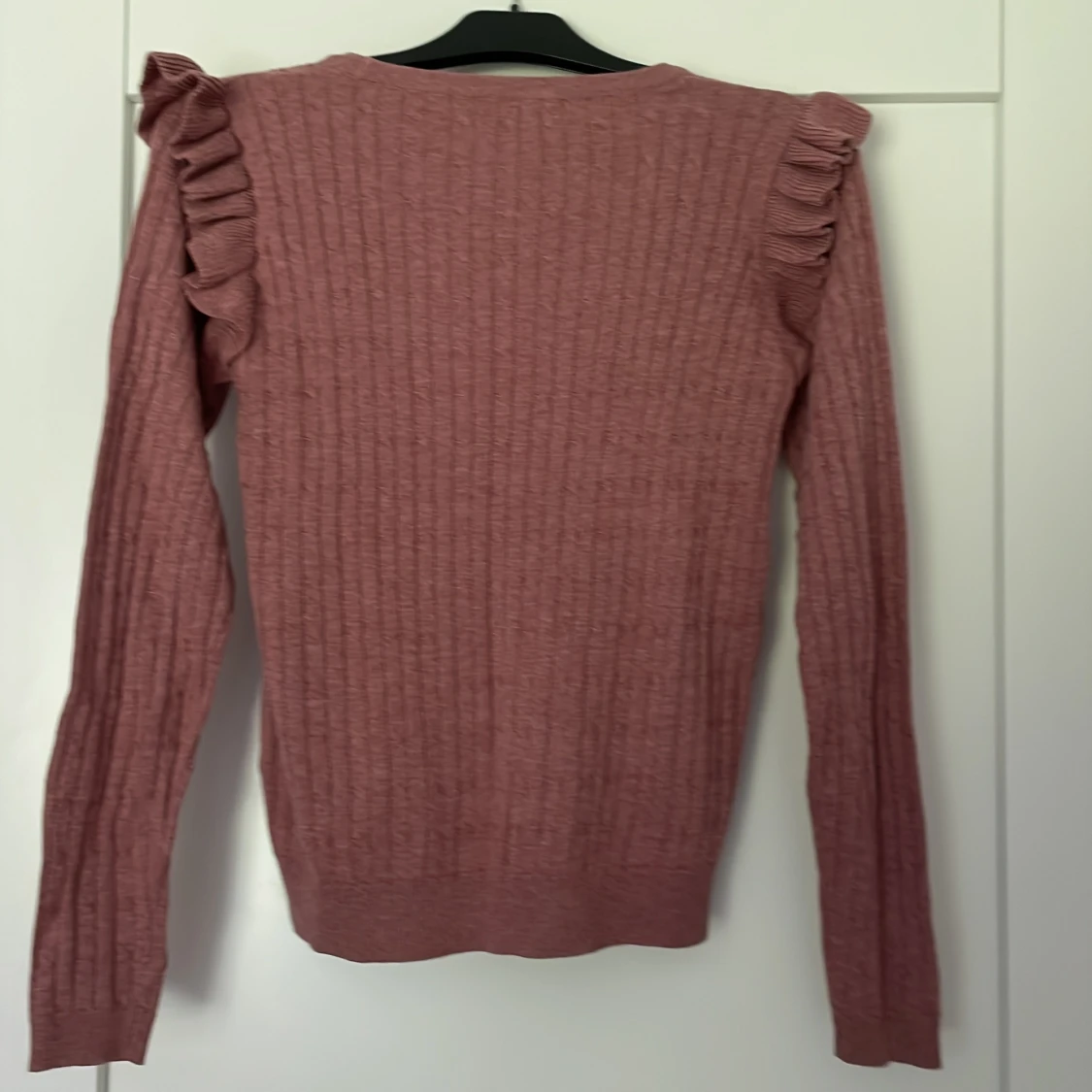 Stickad tröja med volang  - 90