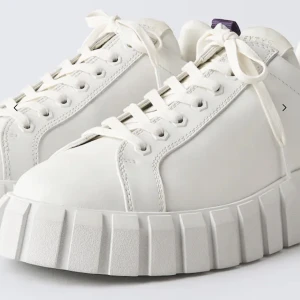 Eytys Odessa - Superfina och coola Eytys Odessa! Vita i skinn. Använda endast 3-4 gånger. Storlek 42. De är lite små i storleken då jag brukar ha 41. Nypris är 2000.