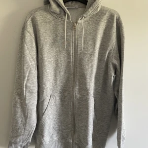 Hoodie - Grå zip hoodie från weekday i storlek xs. Bra skick, lite urtvättad bara. Nypris 470 kr 
