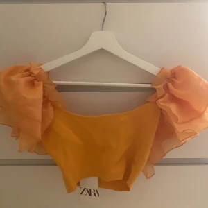 Orange festtopp  - Super söt topp som tyvärr aldrig används. Köpt på zara för 299, lappen är kvar! 