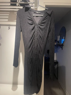 Klänning  - Glittrig klänning ifrån bikbok aldrig använd 