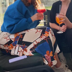 Kjol - Underbar långkjol i fina färger. Liten slits på sidan och knyts med band i midjan. Från Ginatricot i storlek 36. Pris 40kr