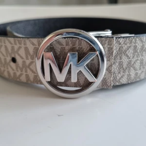 michael kors skärp - Äkta michael kors skärp som har 2 i 1 funktion. 93 cm. 
