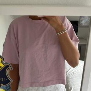 Säljer min superfina t-shirt från Acne som tyvärr inte kommer till användning. Färgen är en bal ding mellan rosa och lila. Den är väldigt sparsamt använd, så skicket är 10/10. Köparen står för frakten💛
