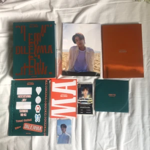 Enhypen dimension dilemma album  - • orginala pris: 320 + 40kr frakt  • köptes år 2021 (färgen har blekt)  • säljer eftersom jag inte använder albumet  • priset går att diskutera  • bästa albumet jag äger • kommer med en present 💝 