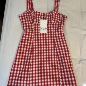 Endast provad klänning från Zara - Supersöt och retro men tyvärr för liten för mig, storlek 36!